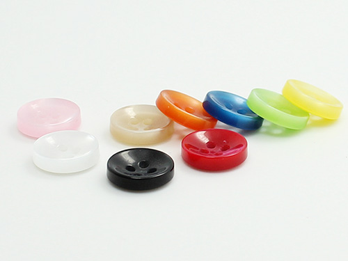東莞鈕扣廠告訴你樹脂紐扣和塑料紐扣的區(qū)別