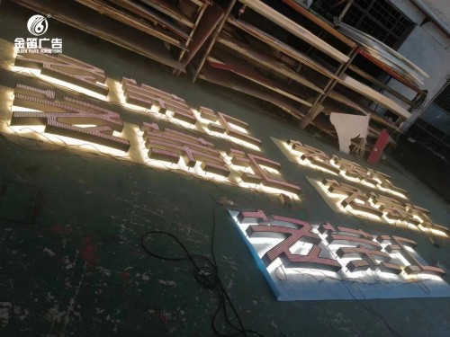 使用LED大型吸塑灯箱有什么结构特点与核心优势？