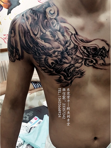 肩部邪龙纹身