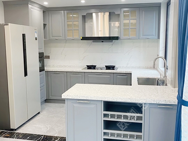 分享下实木橱柜定制设计时如何提高功能性和美观性平衡？