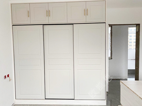 衣柜定制厂家介绍关于推拉门衣柜设计时考虑哪些空间规划与布局？