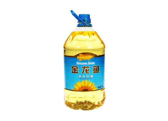 在超市里，这些食用油为什么会特别便宜？