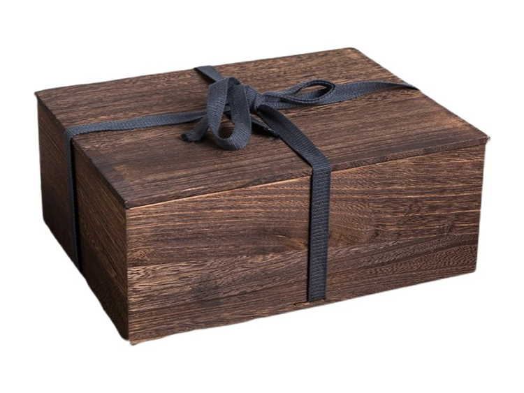 棕色木盒