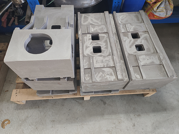 重力铸造加工></div>原材料成本：<br>铝合金是重力铸造的主要原材料，其价格波动对成本影响显著。不同牌号的铝合金价格差异明显，例如ADC12铝合金的价格范围较大，占总成本的较高比例。<br>除了主要金属材料外，辅料如粘结剂、脱模剂等也会影响成本。<br>工艺设计与出品率：<br>工艺设计对成本有重要影响。合理的工艺设计可以提高材料利用率，减少浪费，从而降低成本。<br>出品率是指合格铸件重量与投入金属材料重量的比值。提高出品率可以直接降低单位产品的材料成本。<br>废品率：<br>废品率的高低直接影响成本。废品不仅浪费了原材料，还增加了后续处理成本，如废品回收、再加工等。<br>通过优化工艺、提高操作技能等方式可以降低废品率，从而降低成本。<br>设备与能源：<br>重力铸造设备通常价值不菲，且使用寿命有限。设备折旧费是成本的一部分。<br>铸造过程需要消耗大量能源，如电力、天然气等。能源费用的波动也会影响成本。<br>人工成本：<br>人工成本包括直接参与生产的操作工以及工艺设计、质量检测、设备维护等技术岗位的费用。<br>人工成本的高低受地区差异、人员技能水平等因素影响。<br>生产批量与规模：<br>生产批量的大小会影响单位产品的成本。大规模生产可以降低单位产品的固定成本，如设备折旧、管理费用等。<br>同时，大规模生产也有助于提高材料利用率和生产效率，进一步降低成本。<br>产品设计复杂度：<br>产品设计的复杂度会影响铸造难度和成本。复杂的设计可能需要更复杂的模具和工艺，增加成本。<br>通过优化产品设计，减少不必要的复杂度，可以降低铸造成本。<br>市场与地区差异：<br>不同地区的市场环境、劳动力成本、能源价格等存在差异，这些因素会影响重力铸造的生产成本。<br>企业可以根据自身情况选择合适的生产地点，以降低成本。<br>
</div>
<div class=