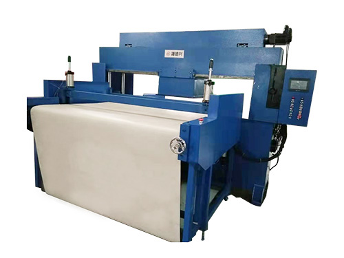 四柱裁断机