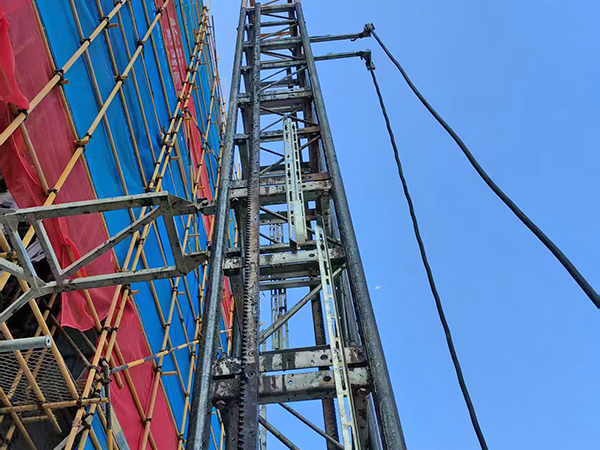 建筑施工升降机由哪些核心结构组成？