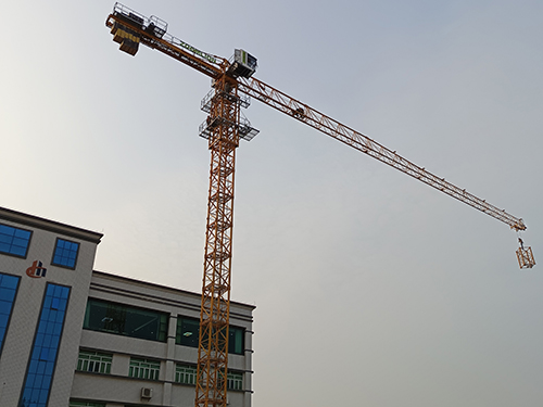 操作工地塔吊时需要注意哪些问题？