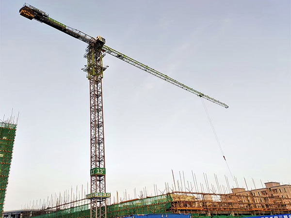 工地塔吊由哪些部分组成？
