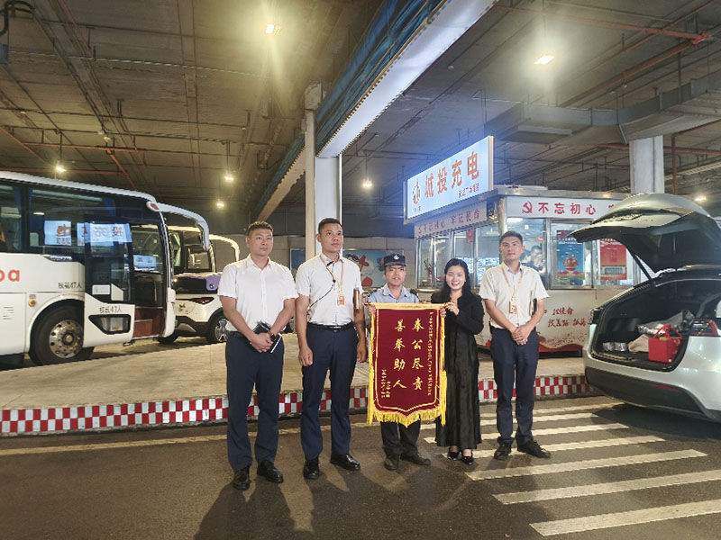 锦旗致谢暖人心 万润保安以初心守护彰显凤岗品质