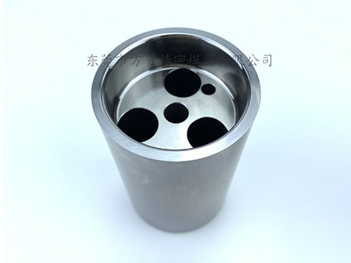 如何解决钨钢模具加工时出现表面裂纹？