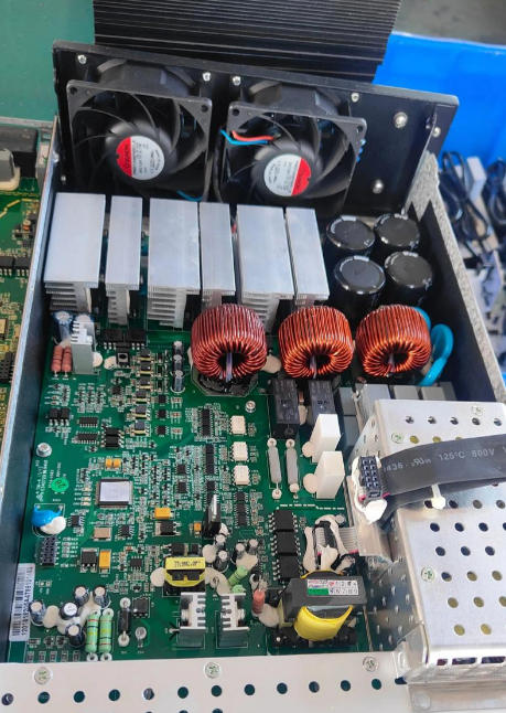 ?��Ƭ�����ڱ�ѹ�������ģ�˲��е�Y����������©��������