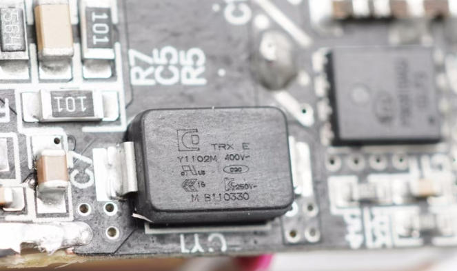 ��������ڱ�ѹ����ӿ�����е���������