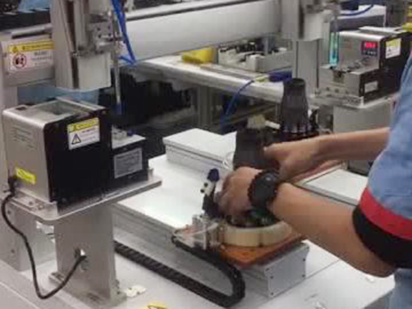 巴西客户锁吸尘器螺丝机