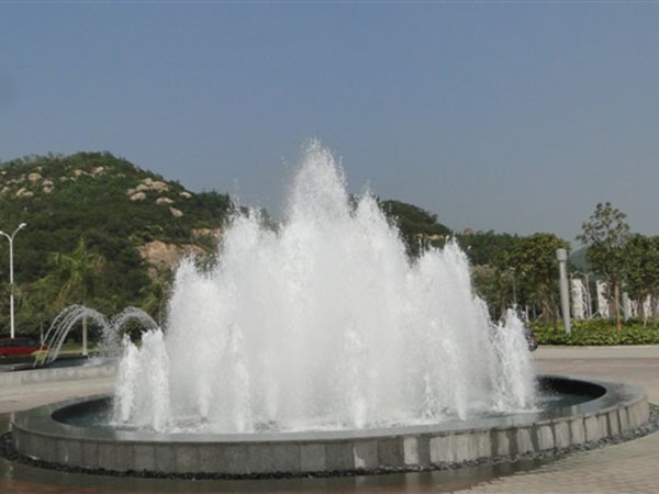 四川绵阳冰塔（雪松）喷泉