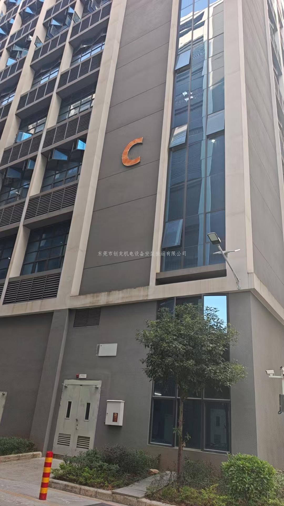 东莞创龙搬迁：履带吊破局门口狭小，重型设备转运无忧