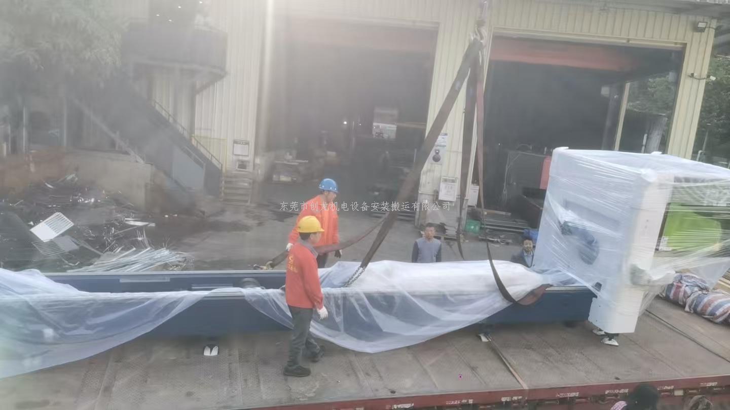 重型压铸机吊装标杆，东莞创龙守护石排工业生产