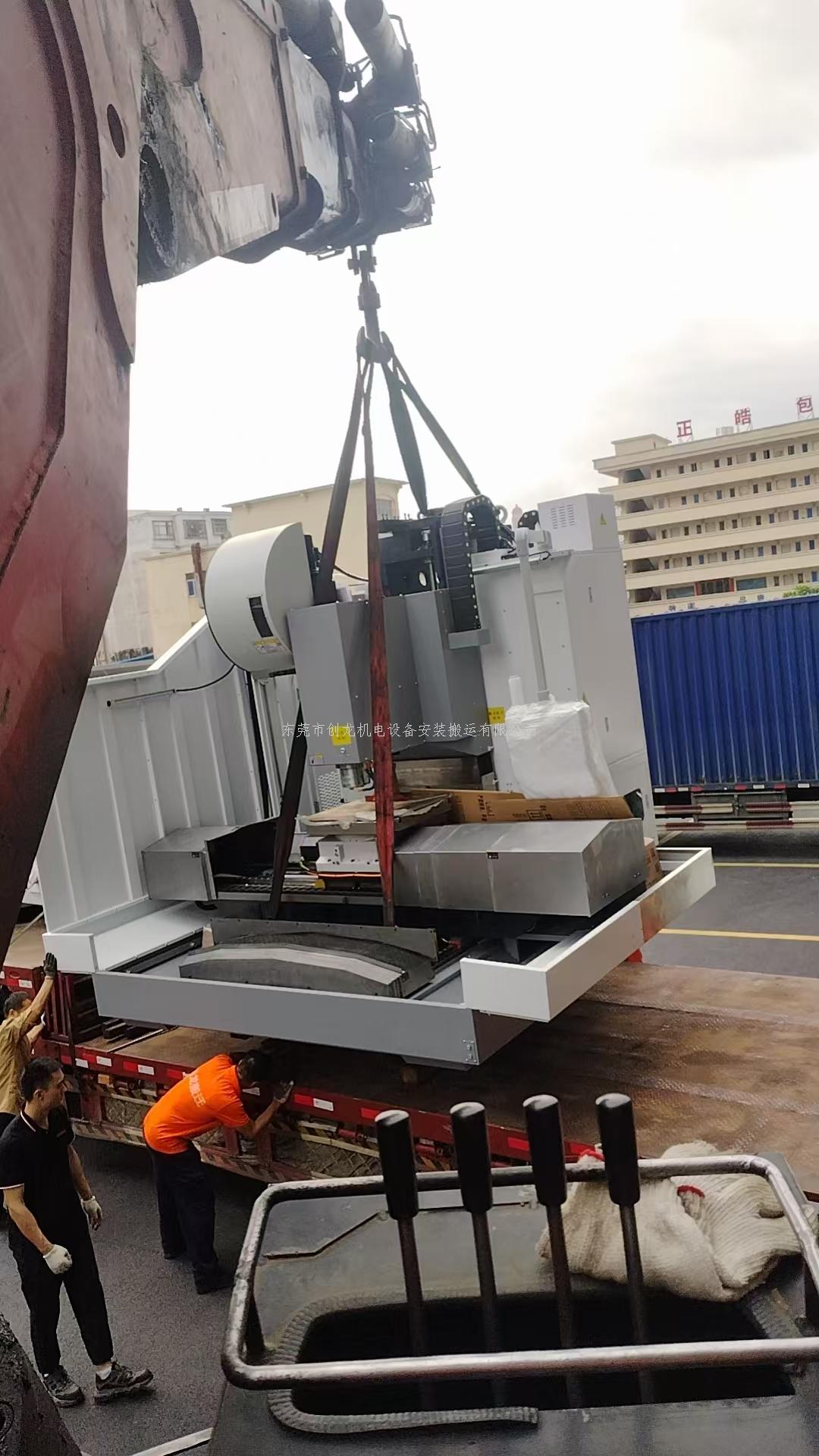 东莞创龙顺利搞定珠海注塑机吊装，专业护航企业生产更省心