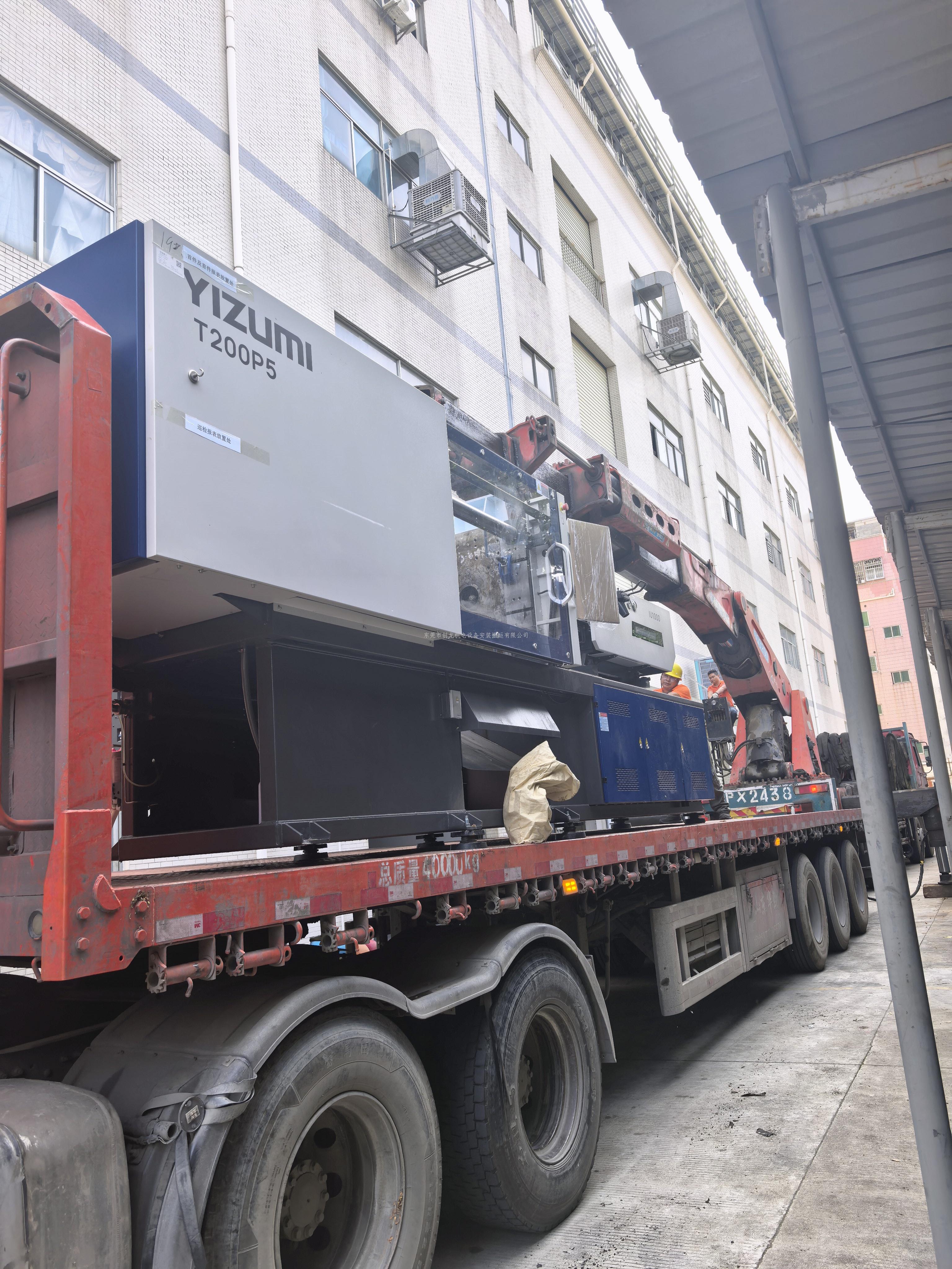 东莞创龙搬迁：石排注塑机吊装，精准规范，安全高效