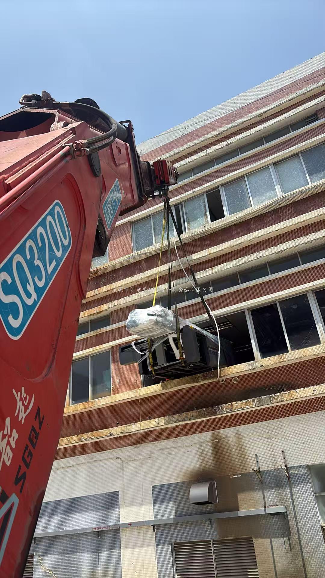 东莞创龙搬迁：横沥设备吊装工程圆满落幕