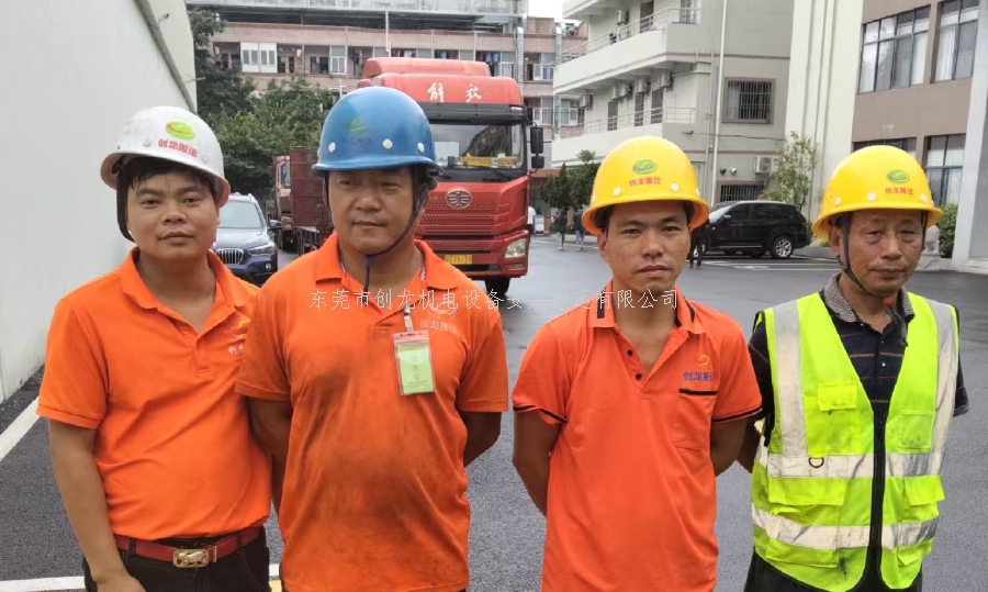 东莞创龙搬迁｜大朗高空设备吊装下楼，精密重型设备落地一站式施工