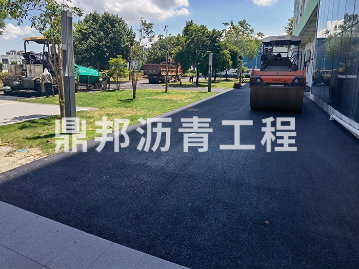 学校沥青施工现场