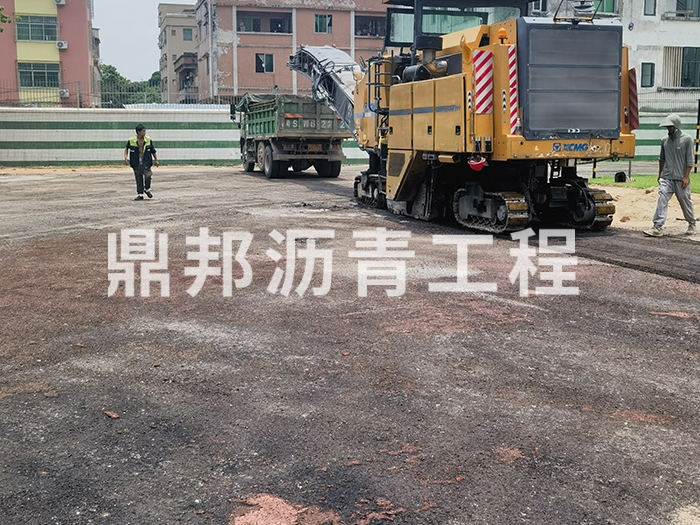 学校沥青施工现场