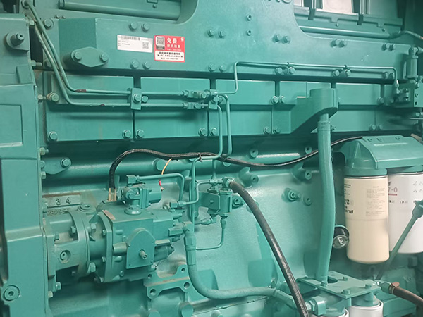 康明斯500KW发电机保养中