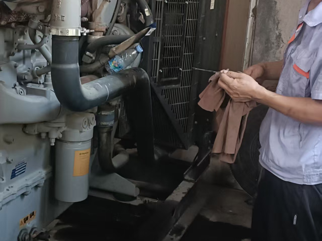 400KW发电机维修保养现场 (7)