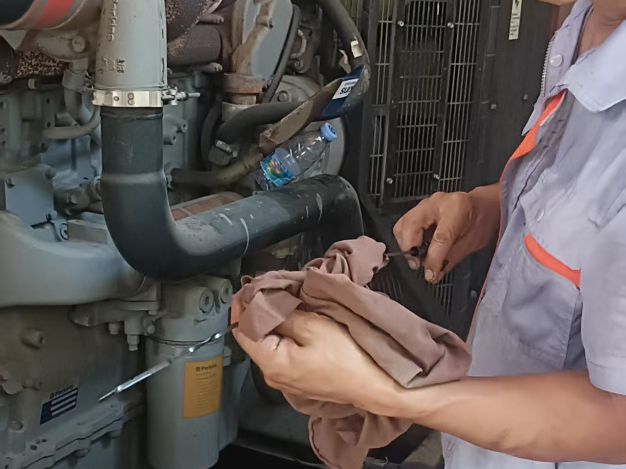 400KW发电机维修保养现场 (9)