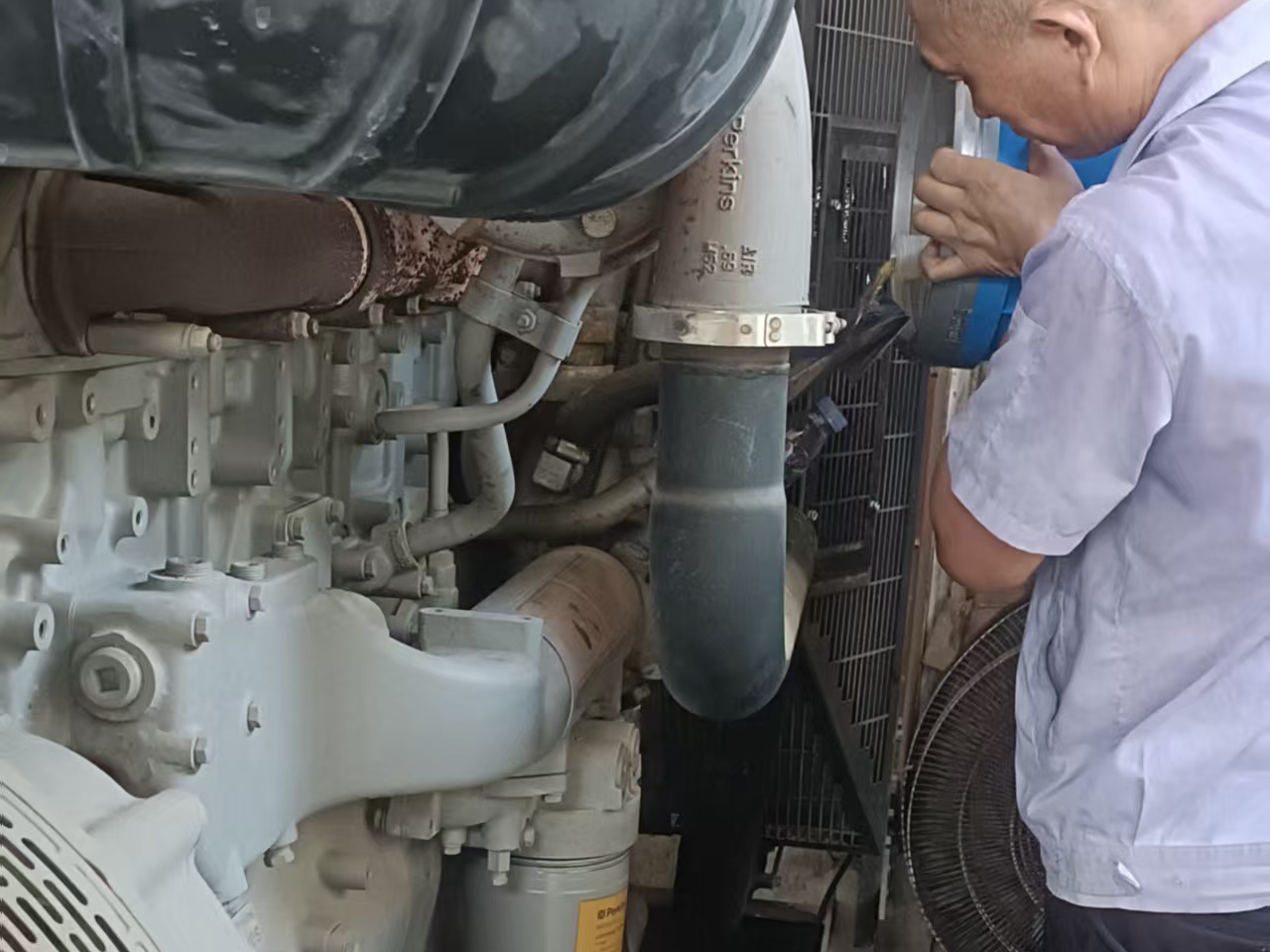 400KW发电机维修保养现场 (8)