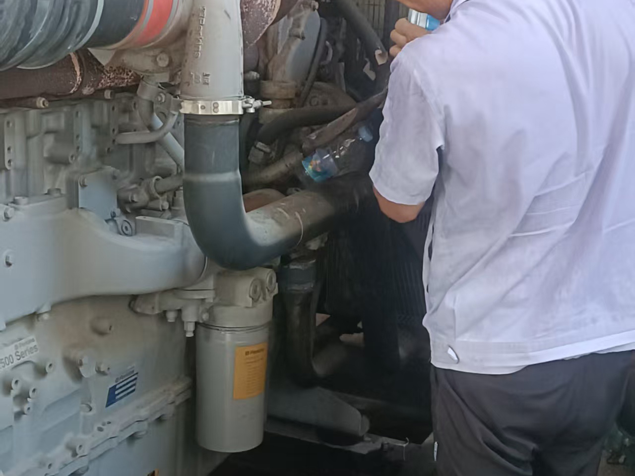 400KW发电机维修保养现场 (6)