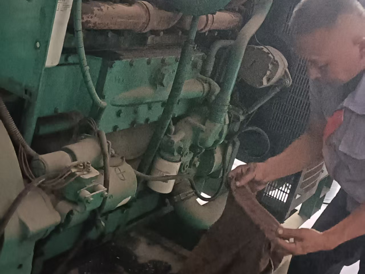 400KW发电机维修保养现场 (5)