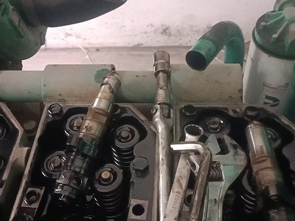 400KW发电机维修保养现场 (12)