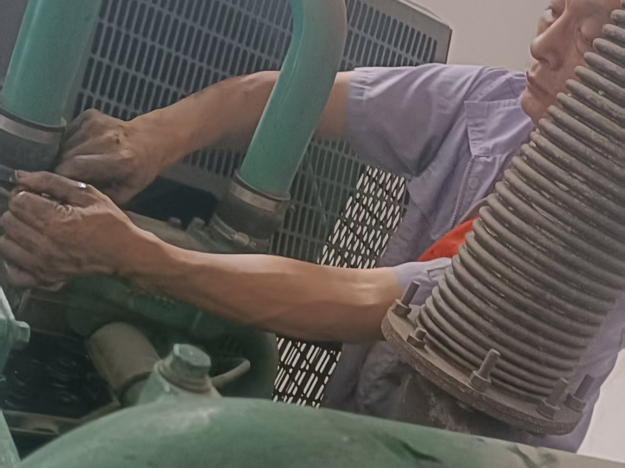 400KW发电机维修保养现场 (1)