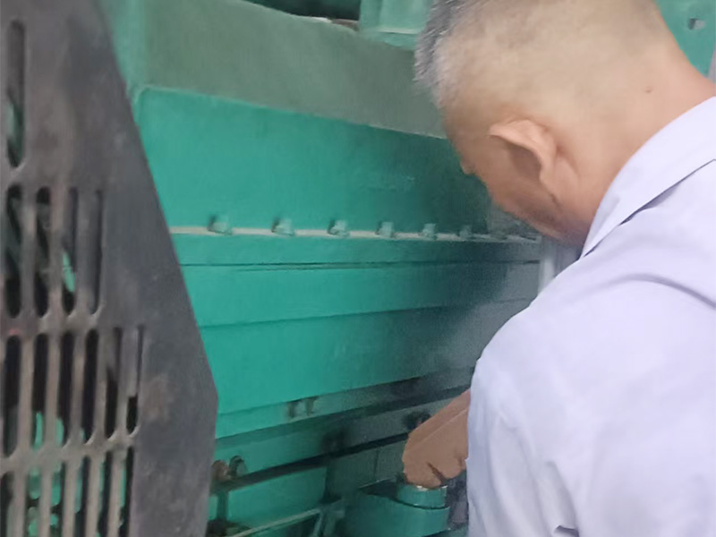 康明斯发电机保养中