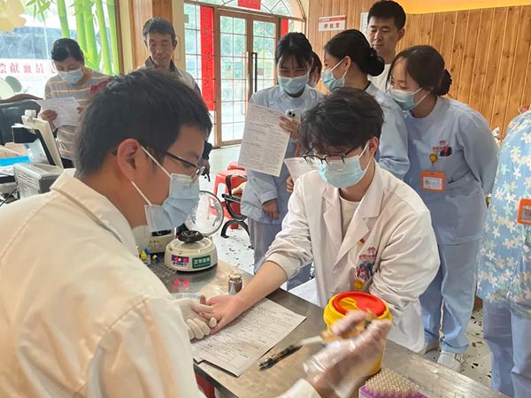 敬老爱老亦爱人，无偿献血暖人心