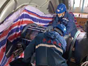 缸内发电机轴颈现场加工中