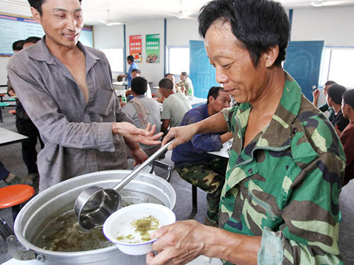 选择食堂承包公司，除了食材方面，还有哪些方面需要关注