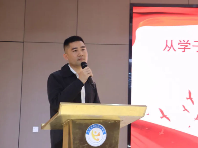 劳模工匠大讲堂丨他来了！他带着17项专利和“超越德国”的故事来了！