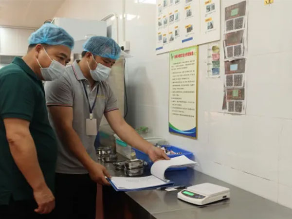 以练筑防守食安！我校开展食品安全应急演