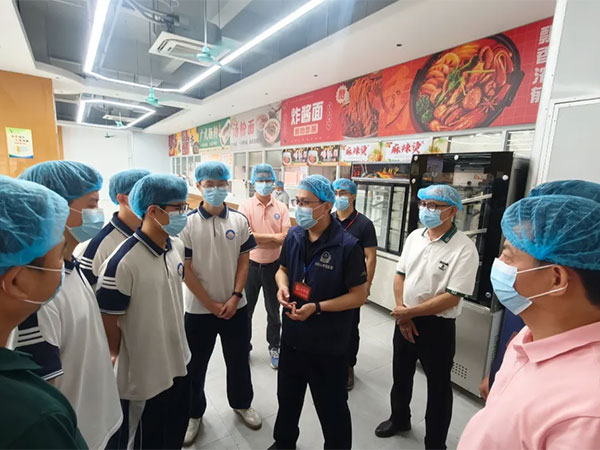 立行立改 守护“舌尖安全”丨上级部门突击检查我校食品安全工作