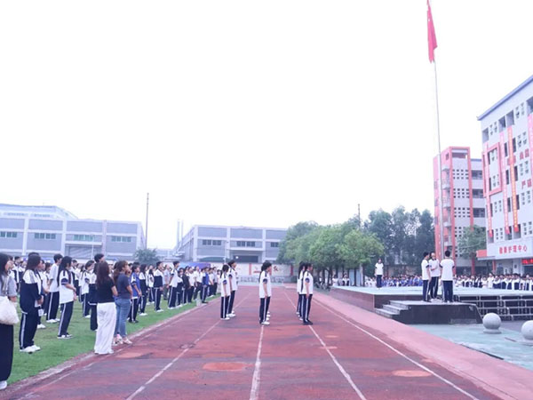 心向阳光 赋能成长丨我校举行本学期第十周升旗仪式