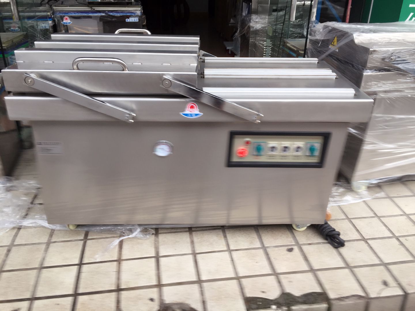 真空包装机有降低氧化速度、抑制细菌的增殖、防止干燥、避免食材冻伤、延长保存期限等特点优势