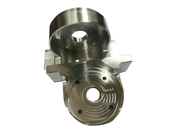 模（mó）具cnc加工></div>一、合（hé）理選擇刀具材（cái）料與塗層<br>材料匹配<br>硬質合金（jīn）刀具：適用於加工鋼、鑄鐵等普通材料，具（jù）有較高的（de）硬度和耐磨（mó）性。<br>立方氮化硼（CBN）刀具：適合加工淬火鋼（gāng）、高（gāo）硬度合金等難切削材料，其硬度僅次於金剛石，耐磨性極佳。<br>聚晶金剛石（PCD）刀具：用於加工有色金屬（如銅、鋁）及非金屬材料，可（kě）大（dà）幅減少刀（dāo）具（jù）磨損。<br>陶瓷刀具：適用於高（gāo）速切削硬質材料，但脆性較大，需避免衝擊載荷（hé）。<br>塗層技術<br>化學（xué）氣相沉積（CVD）塗層：如TiC、TiN、TiCN塗層，可提高刀（dāo）具表麵（miàn）硬度和耐（nài）磨性，延（yán）長使用壽命。<br>物理氣相沉積（PVD）塗層：如AlTiN、CrN塗層，適用於高速加（jiā）工，能減少摩擦和粘結（jié）磨損。<br>多層複（fù）合塗層：結合多種塗層材料的優點，進一步（bù）提升刀具性能。例如，某汽車模具加工（gōng）廠采用AlTiN/TiN複合塗層刀具後（hòu），刀具壽命提高了3倍。<br>二、優化切削參數<br>切（qiē）削速度（Vc）<br>原則：在（zài）保證加工（gōng）質量的前提下，選擇合（hé）適的切削（xuē）速度。切削速度（dù）過高會加劇刀具磨損，過低則降低（dī）加工效率。<br>案例：加工淬火鋼時，若采用CBN刀具，切削速度可控製在150-200m/min；若使用硬質合金刀具，切削（xuē）速度應降低至30-50m/min。<br>進給量（f）<br>原則：進給量過大易導致（zhì）刀具崩刃，過小則加劇摩擦磨損。需根據材料硬度和刀具強度合理（lǐ）選擇。<br>建議（yì）：粗加工時，進給量可取0.1-0.3mm/r；精加工（gōng）時，進給量應減小至0.05-0.1mm/r。<br>切削（xuē）深度（ap）<br>原則（zé）：切削深度過大易產生振動，加速刀具磨損；過小則導致切削刃頻繁接觸工件，增加磨損。<br>案例：加工鋁合金（jīn）時，切削深度可取2-5mm；加工不鏽鋼時，切削深度應控製在0.5-2mm。<br>冷（lěng）卻液選擇<br>乳（rǔ）化液：適用於普通鋼材加工，具有良好的冷卻和潤滑性能。<br>合成切削液：適用於高速加工和難切削材料，能減少刀具磨損和工件熱變形。<br>微量潤滑（MQL）：通過高壓空氣將少量潤滑油（yóu）霧化後噴至切削區，適用於精密加工和環保（bǎo）要求高的場景。<br>三、改進加工（gōng）工藝<br>分層切削<br>方法：將大（dà）切削深度分解為多次小切削深（shēn）度，減少單次切削的載荷，降低刀具磨損。<br>案例：加工深（shēn）腔模具時，采用分層切削工（gōng）藝，每層切削深度控（kòng）製在1-2mm，刀具壽命顯著提升。<br>順銑與逆銑選擇<br>順銑：切削力方向與進給方向（xiàng）相同，切削平穩，刀具（jù）磨（mó）損（sǔn）小，適用於精加工（gōng）。<br>逆銑：切削力方向與進（jìn）給方向相反，易（yì）產生（shēng）振動，刀具磨損較快，適用（yòng）於粗（cū）加工。<br>避免（miǎn）空刀與重複切削<br>優化（huà）刀具（jù）路徑：通過CAM軟件優化刀具路（lù）徑，減少（shǎo）空刀行程和重複切削，降低刀具無效磨損。<br>案例：某模（mó）具加工廠通過（guò）優化（huà）刀具路（lù）徑，使刀具空刀時間減少30%，刀具壽（shòu）命提高20%。<br>四、加強設備與環境控製<br>機（jī）床精度維護<br>定期（qī）校準：定期（qī）檢查機床主軸、導軌（guǐ）等部件（jiàn）的精度（dù），確保機（jī）床運行穩定，減少振（zhèn）動對刀具的影（yǐng）響。<br>案例：某企業（yè）通過每月對機床進（jìn）行精度校準，使刀具磨損率降（jiàng）低了15%。<br>環境溫度控製<br>恒溫車間：保持加工環境溫度（dù）穩（wěn）定（如20±2℃），避免溫度波動導致機床熱變形，影響加工精度和（hé）刀具（jù）壽命。<br>局部冷卻（què）：對高溫切削區域（yù）采用局部冷卻裝置（zhì），降低切削溫度，減少刀（dāo）具熱磨損。<br>減少振（zhèn）動與衝擊<br>選擇（zé）剛性夾（jiá）具：使（shǐ）用高剛性夾具固定工件，減少加工過（guò）程中的振動。<br>增加阻尼裝置：在機床主軸或工作台上安裝阻尼裝置，吸收（shōu）振動能量，保護刀具。<br>五、規範操作與維護<br>操作人員（yuán）培（péi）訓<br>技能提升（shēng）：定期對操作人員進行培訓，使其掌握刀具選擇、參數（shù）設置、工藝（yì）優化（huà）等（děng）技能，減少因操作不（bú）當導致的刀具磨（mó）損。<br>案例：某企業通過開（kāi）展刀具使用培訓，使操作人員對刀具磨（mó）損的識別（bié）和預（yù）防能力顯著提升，刀具（jù）壽命（mìng）延長了25%。<br>刀具狀態監測<br>在線（xiàn）監測：利用傳感器實（shí）時監測刀具的振動、溫度等（děng）參數，及時發現刀具磨損異常。<br>離線檢測：定期使用顯微鏡或刀具測量儀（yí）檢測刀具磨損量，製定合理的換（huàn）刀周（zhōu）期（qī）。<br>刀具（jù）存儲與保養<br>防鏽處理：刀具（jù）使用後需清潔幹淨（jìng）並（bìng）塗防鏽油（yóu），避免生鏽導致切削性能下（xià）降。<br>分類存放：按刀具（jù）類型、規格分類存放，避免混放導致（zhì）刀具碰撞損壞。<br><div id=