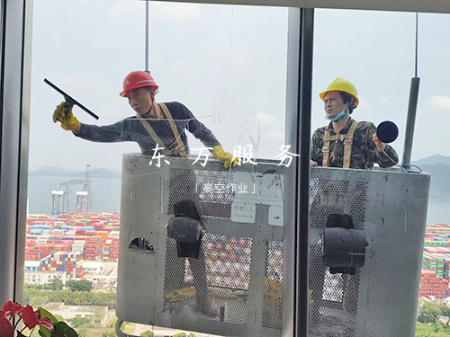 解答一下关于高空清洗的安全措施与操作规范？