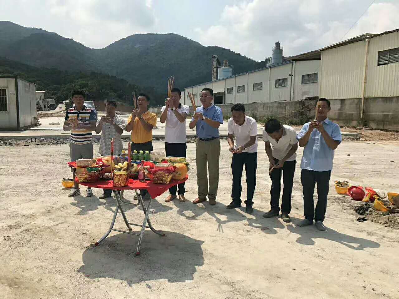 热烈庆祝惠州建达成汽车贸易有限公司展厅首吊大吉！