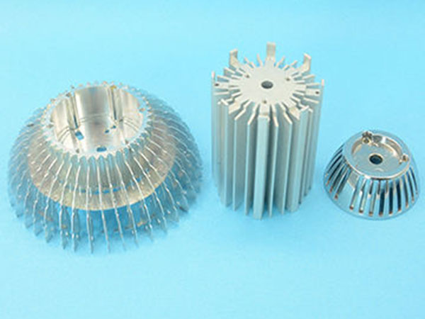 如何延长 LED 散热器的使用寿命？