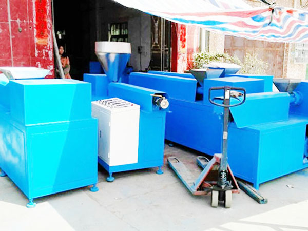 讲解一下使用PVC挤出机主要核心组成部分与功能是什么？