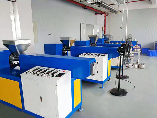 如何维护和保养单螺杆挤出机的加热冷却系统？