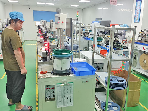 全自动编带车间